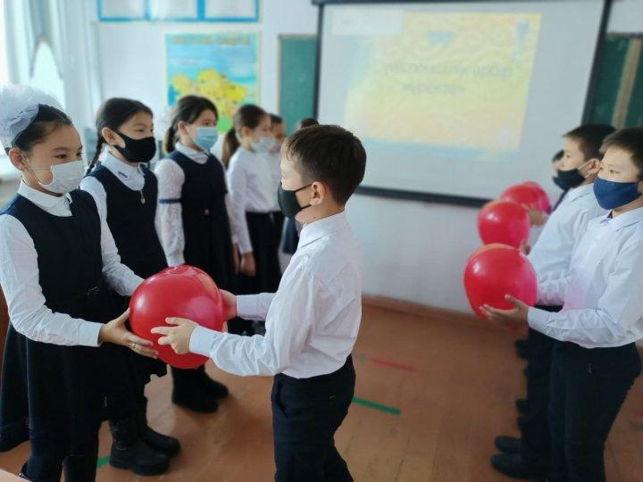 "Сүйіспеншілік - әрбір жүректе" тақырыбында сыныптан тыс сабақ өткізілді